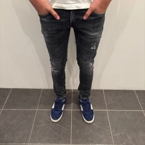 Dondup Jeans George  - Dondup Jeans George! Trendigaste jeansen på marknaden.  Skick= 9,5/10 Ny pris= 4000 kr Säljs för= 1199 kr storlek 36 midja/ 33 längd (Modellen har original slitningar från fabrik vilket är väldigt eftertraktat och populärt)