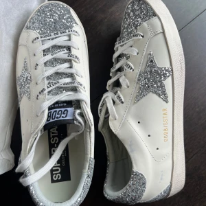 Golden Goose Superstar sneakers glitter - Dessa är använda 1 gång, allt i bilderna följer med. Storlek 40, men skulle säga att de passar även 39 eller 41!