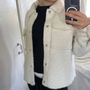 Vit teddyjacka med fickor - Säljer en supermjuk och fluffig vit teddyjacka med stora bröstfickor och tryckknappar framtill.💞
