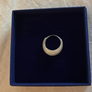 Ring i äkta silver - Säljer denna superfina silverringen från Ur&Penn💕💕 Ringen är gjord av äkta silver och fylld med små vita Kubisk Zirkonia, som ger ett fint lyster🌟 Ringen är aldrig använd utan bara provad, därav är den som ny!! Samt att originalasken ingår. Nypris: 599kr men säljer för 450kr. Priset är dock lite öppet, så testa att lägga ett prisförslag!