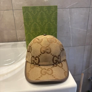 GG keps - Helt ny GG jumbo keps i beige, storlek L, Box medföljer ej, Dustbag samt tags medföljer 