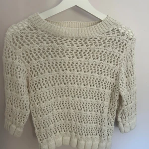 Beige stickad tröja  - Hej! Jag säljer denna kortärmade tröjan eftersom jag inte använder den längre!! Köpte den utomlands förut så minns inte nypriset, men ca 200kr✨mitt pris 100kr🩷
