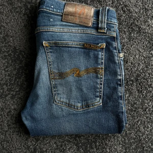 Nudie jeans slim fit - Säljer ett par riktigt feta nudies i modell ”tube kelly”. Storlek:W28 L32. Jeansen är i mycket bra skick. Kontakta vid frågor och funderingar!