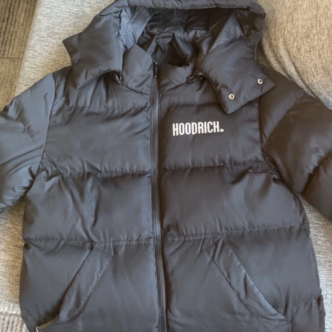 Svart pufferjacka från Hoodrich - 1