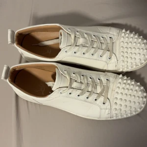 Vita loubs med taggar - Säljer ett par loubs där de inte kommer till användning längre, bra skick, vi tvättar skorna innan skriv dm för frågor.