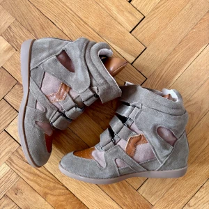 Isabel Marant Skor - Snygga sneakers i grå mocka med bruna detaljer och flera breda kardborreband. Klackskor från isabel marant. Som nya! Fråga gärna om du undrar något!☺️
