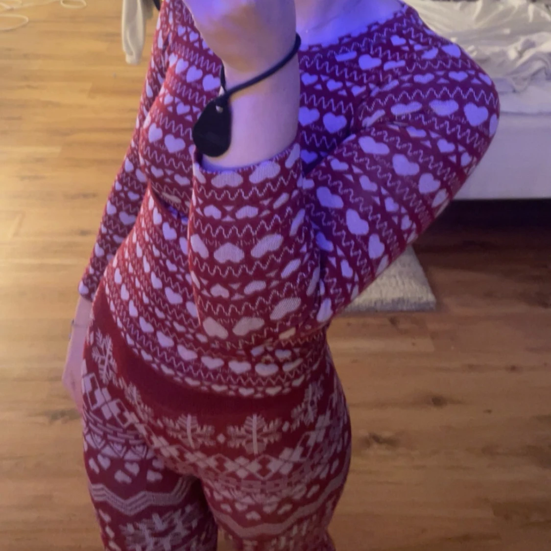 jultröja med hjärtan och julbyxor med snöflingor