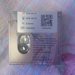 !OÖPPNADE svarta linser 8.5mm - Ett par svarta linser jag köpte förra året för en cosplay som jag aldrig gjorde och har aldrig använt dom( dom är fortfarande i förpackningen dom kom i) man kan ha dom i ett år efter man har tagit ut dom. tills 2029 om man inte har öppnat dom