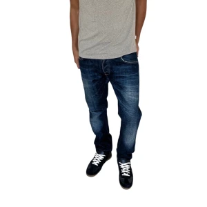 nudie jeans med tvätt  - Otroligt feta Jens från nudie med unik tvätt på dom, otroligt najs passform samt tvätt på dom 