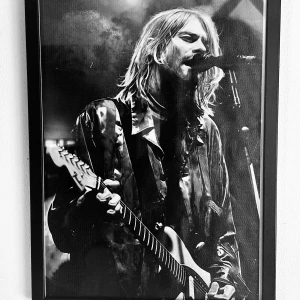 90’s vintage Nirvana tavla (rare)! - 90’s vintage Nirvana tavla med svart/vit canvas-poster på Kurt Cobain i svart ram med glas. Mått: 20 x 30 cm. I kanonskick!