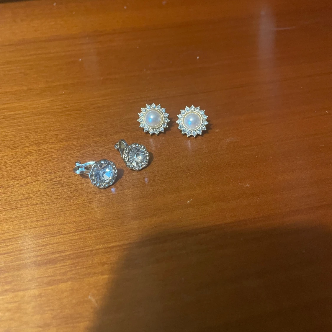 Två par glittriga örhängen