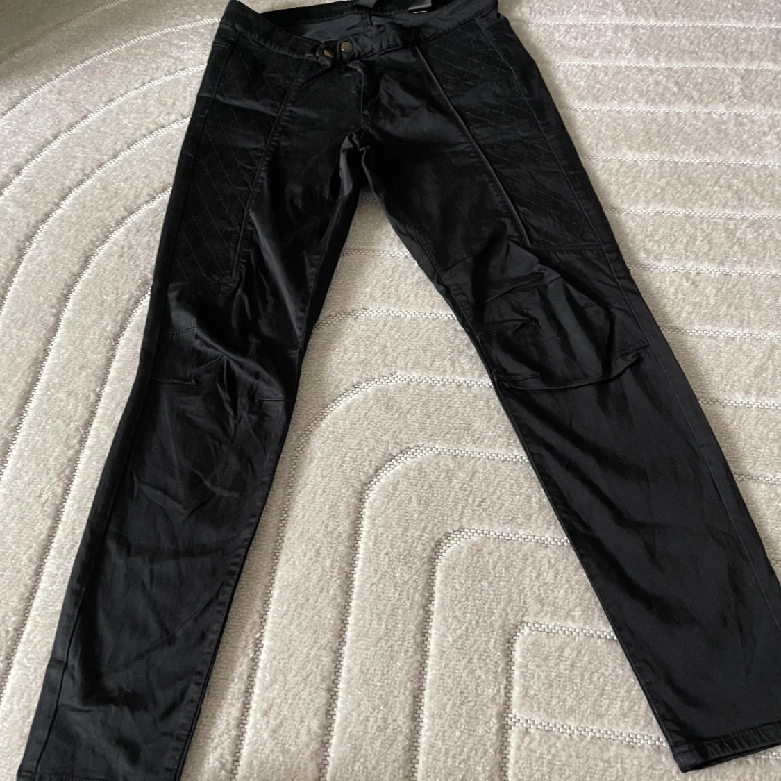 Svarta byxor med quiltade detaljer H&M