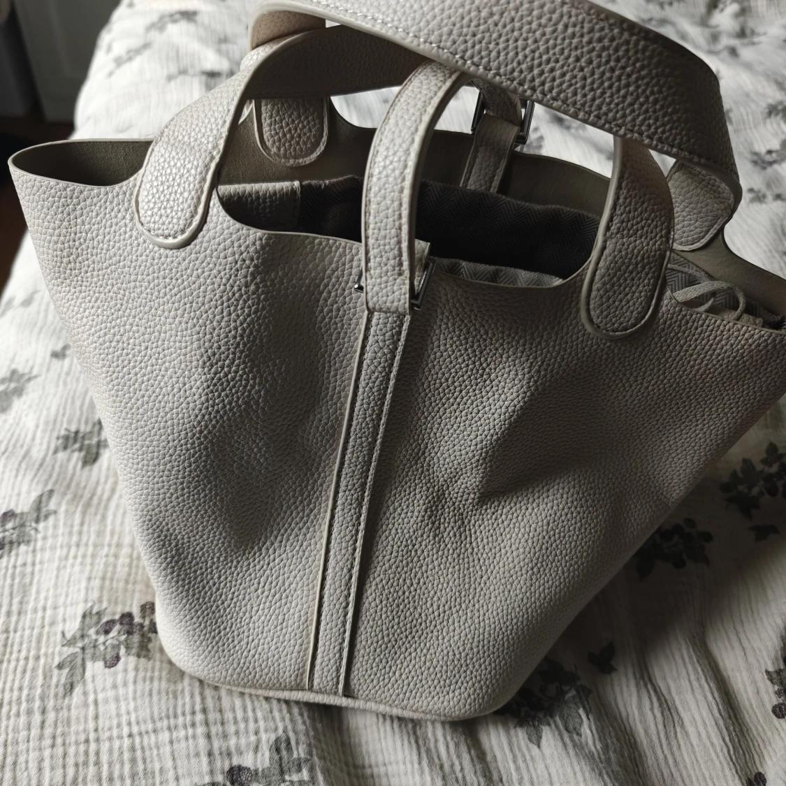 Vit bucket handväska i vegansk skinn - 4