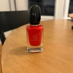 Sì Passione parfym - Sì Passione från Giorgio Armani. Endast testad. Vet ej om 30 ml eller 50 ml