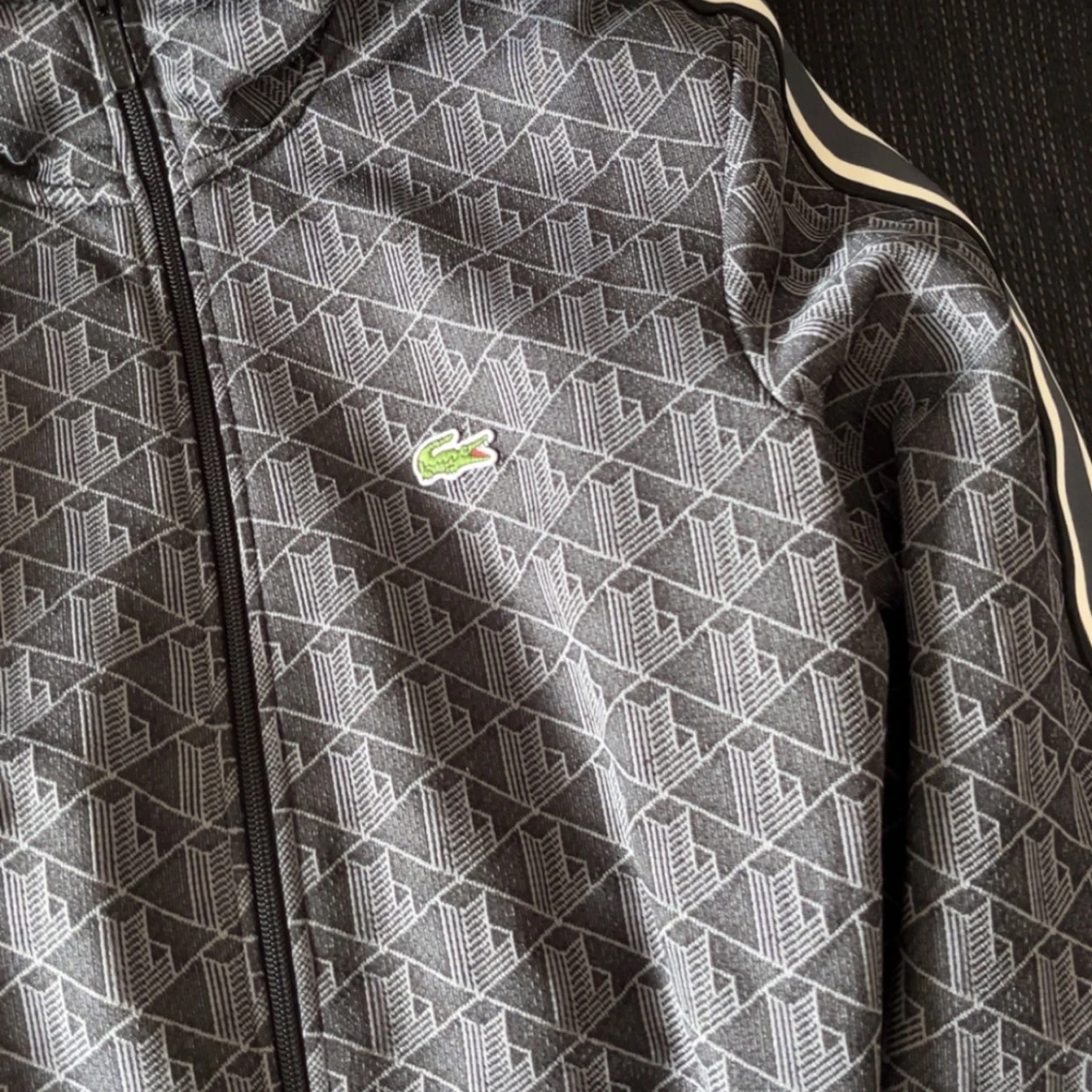 Grå mönstrad ziptröja från Lacoste