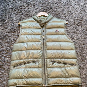 Moncler gui väst  - Gui väst i fint skick. Äkta har inget kvitto. Har inte varit i användning på flera år. Storlek 1