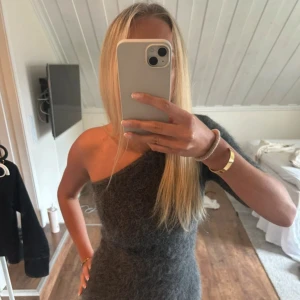 Grå offshoulder / oneshoulder tröja från Zara  - 10/10 skick, aldrig använd! 