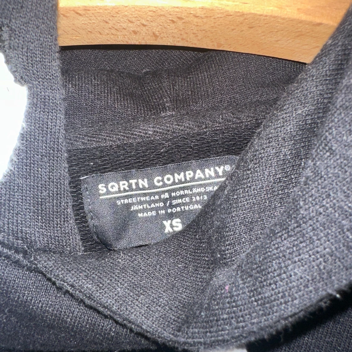 Svart hoodie från SQRTN Company XS - 2
