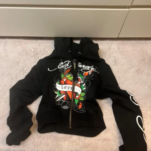Svart Ed Hardy hoodie med tryck - Ed hardy hoodie köpt från usa aldrig använd så helt ny, står storlek Large men skulle säga de är en small typ skriv om ni har några frågor😊