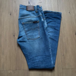 Blå jeans från Nudie Jeans, 30/32 - Tja! Säljer nu ett par perfekt ljusblå Jeans från nudie, slim fit. Skön passform, schyssta jeans för lite ljusare höstoutfits. Bara att skriva vid frågor :) 