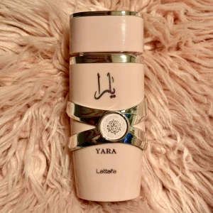 Lattafa Yara Eau de Parfum 100 ml - Lattafa Yara, 100 ml. Enbart testad ett fåtal gånger. Kommer i originalförpackningen. Givetvis förvarad mörkt och svalt. 