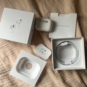 AirPods Pro  - Helt nya AirPods Pro 2, i original förpackning. Har redan ett par därav säljer dessa💗