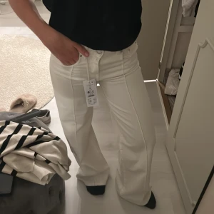 Vita raka jeans från Gina Tricot - Säljer ett par vita jeans från Gina Tricot. Supersnygga!! Men använder ej💓