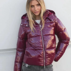 Vinröd vinterjacka  - Snygg vinröd vinterjacka glansig modern till vintern