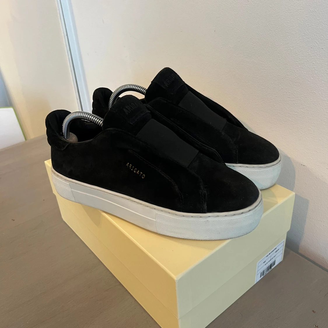 Svarta Axel Arigato skor