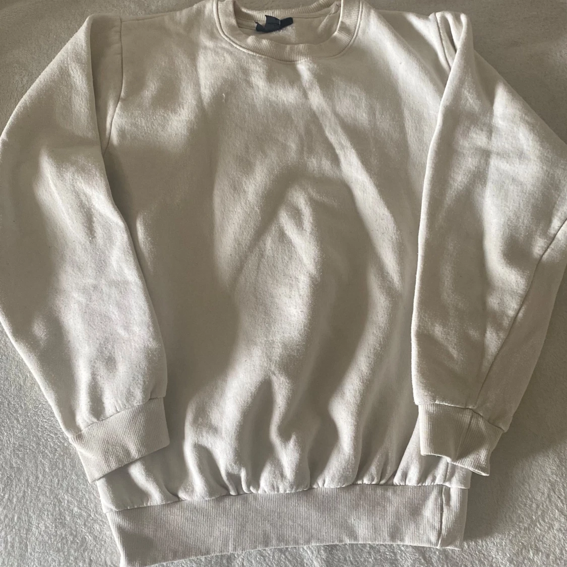 Vit sweatshirt med rund hals