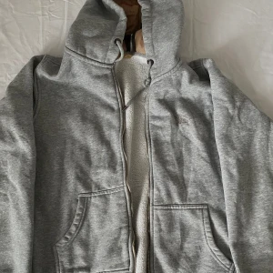 Burberry hoodie  - Säljer nu min grå Burberry zip up hoodie. Perfekt för kyliga dagar och riktigt snygg streetstil. Inga defekter, hål eller liknande. Perfekt skick. Storlek M men passar mer för S. Priset kan diskuteras 😊