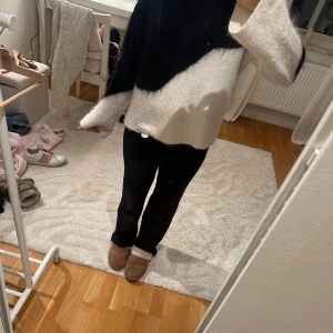 Svartvit stickad tröja med mönster - Skriv till mig innan köp!!!Säljer en supermysig stickad tröja i svart och vitt med coolt, abstrakt mönster. Tröjan har lång ärm och en loose fit som ger en avslappnad vibe. Perfekt för kyliga dagar när du vill vara både bekväm och snygg.