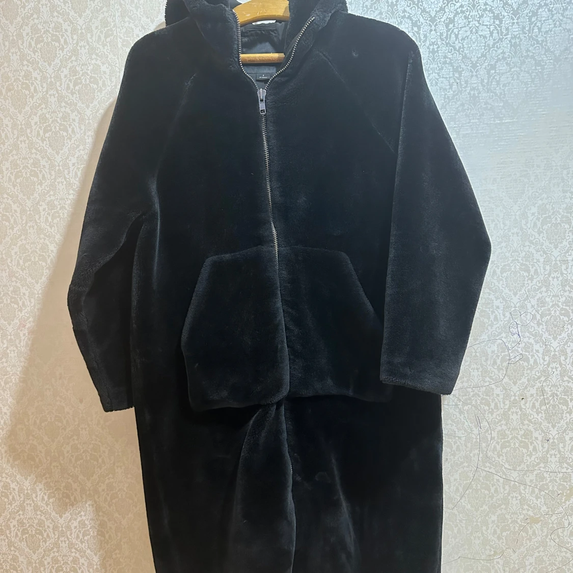 Svart teddyjacka med huva och dragkedja - 2