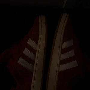 Adidas campus  - De är ej tvättade på bilderna men har inga stora smutsigheter, ända defekten är inuti skorna vid hälen men inget man tänker på eller syns vid andvändning. Priset går att diskuteras vid snabb affär.