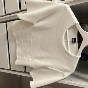 Gina topp - Säljer denna som jag bara använt en gång. Säljs ej i butik längre. Storlek L passar en M. Tight i midjan med bredare armar 