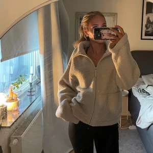 Beige teddyjacka med dragkedja - H&M Teddyjacka jättebra skick 