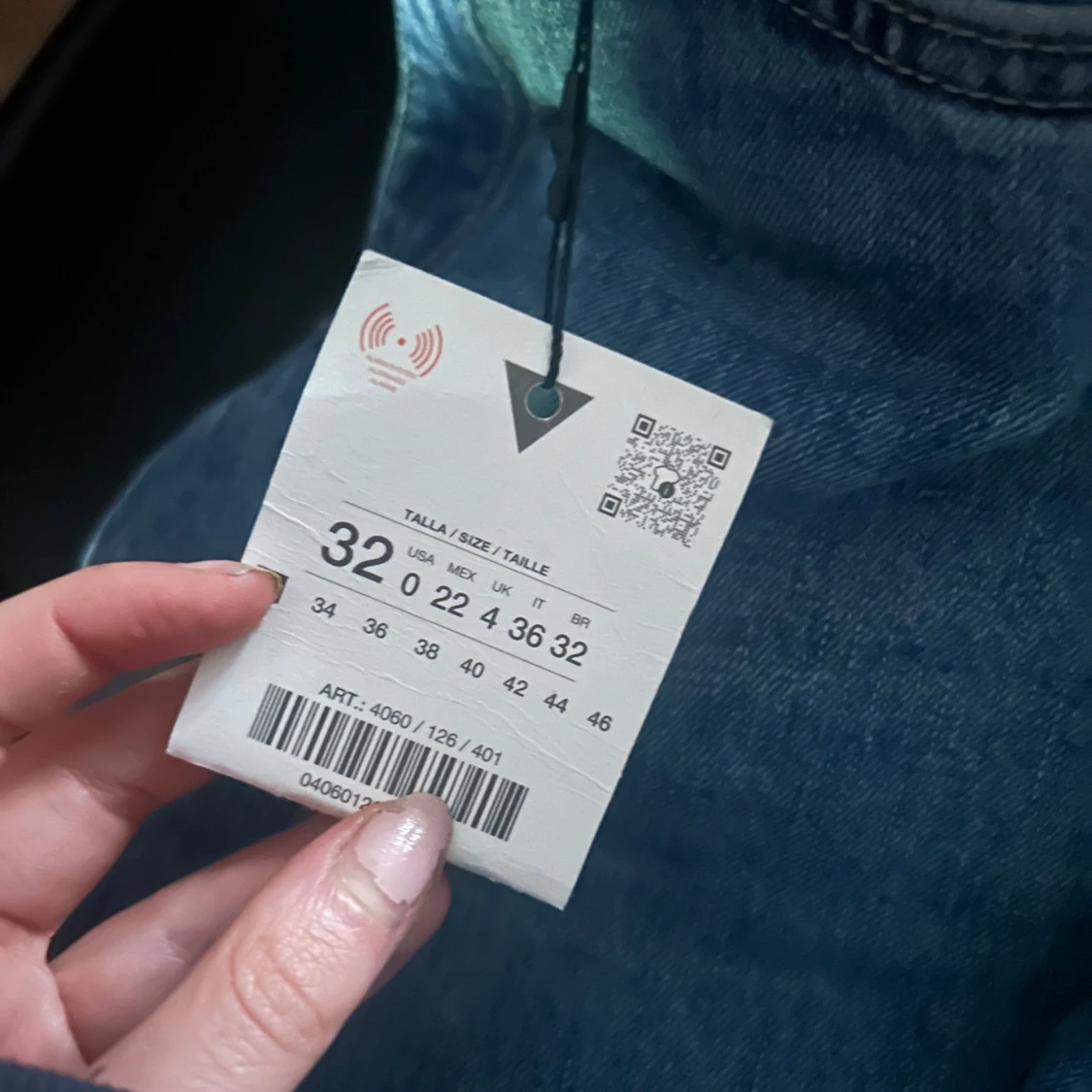 Blå wide jeans med slitningar, strl 32 - 1