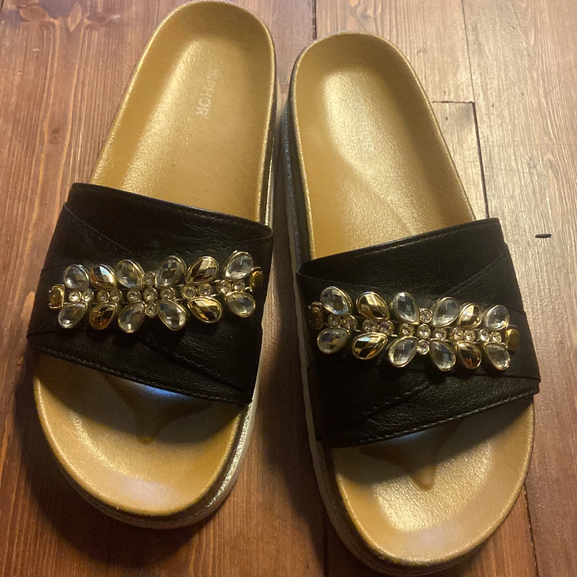 Svarta sandaler med smyckesdetaljer