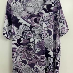 Lila blommig klänning från Cellbes - Säljer en snygg lila och vit blommig klänning från Cellbes i storlek 52. Klänningen har korta ärmar, rund halsringning och ett coolt blommönster i olika lila och vita nyanser. Perfekt för dig som gillar färg och mönster!