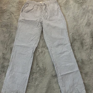 Randiga linnebyxor med snörning S - Inga tecken på användning!