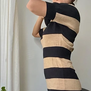 Randig klänning - In the first two pictures the light brown color looks weird but in the last one you can see the real color, it’s a very soft fabric and warm ♥️