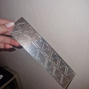 Speglar - Säljer ett ark med speglar, de har dubbelhäftande tejp och skyddsplast på sej. 