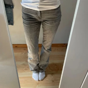 Grå Bootcut jeans  - Säljer mina grå Bootcut jeans då tyvärr inte längre kommer till användning. De har en medelhög midja som man kan se på bilden. Lite slitna längst ner men annars i mycket bra skick. Midjemåttet är 32cm och innerbenslängden är 80cm☺️