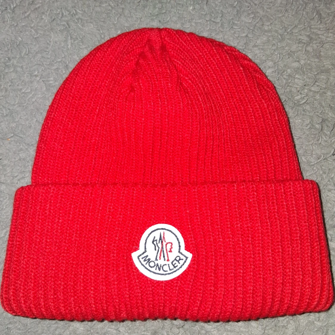 Röd Moncler mössa i ribbstickad ull