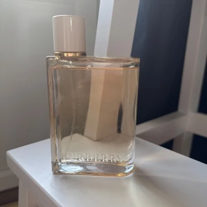 Burberry parfym Her London Dream  - Burberry parfym , Her London dream. 100ml, nypris ca 1000. Använd några fåtal gånger 