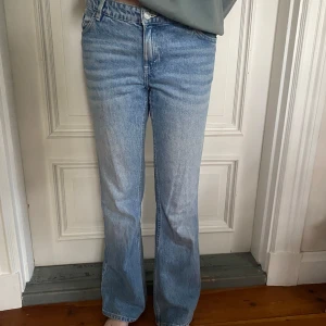 Ljusblå bootcut jeans från Levi's - Säljer ett par ljusblå jeans med låg midja. Jeansen är bootcut med en rakare passform. Storleken är 36/38 beroende på är de lösare i passformen men eftersom de är försmå för mig blir de tajta på mig. Midjemått: 94 cm. 