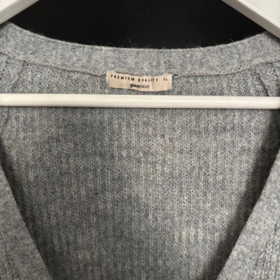 Grå stickat kofta  - 1