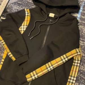 Burberry kofta - Oanvänd Burberry kofta. Kontakta mig för mer information.