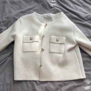 Vit cardigan jacka från Missay - Säljer denna jack/koftan. Perfekt inför hösten. Storlek M men sitter som en S/XS