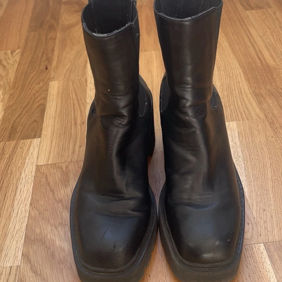 Svarta chunky chelsea boots i skinn - 1